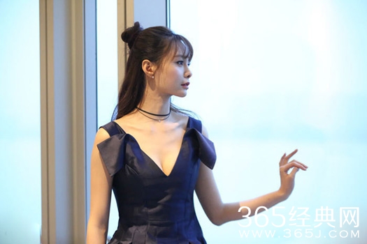 沈梦辰窗边凹造型秀长腿 深V露乳沟