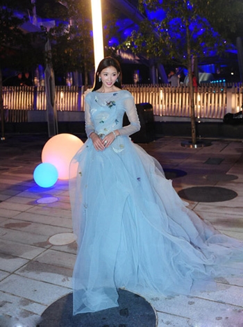 林志玲迪士尼游玩 扮米妮卖萌甜笑