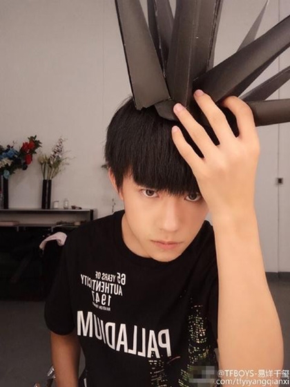 易烊千玺深夜自拍 头顶羽毛耍酷