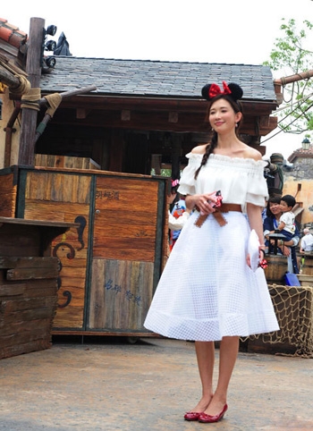 林志玲迪士尼游玩 扮米妮卖萌甜笑