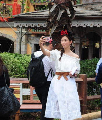 林志玲迪士尼游玩 扮米妮卖萌甜笑