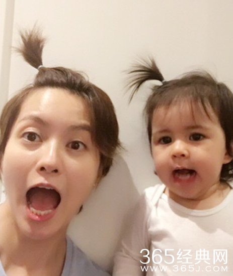 梁咏琪晒照母女俩梳小辫齐卖萌
