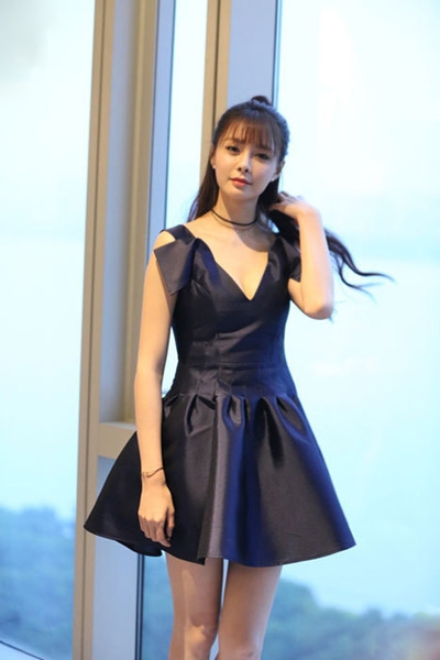 沈梦辰窗边凹造型秀长腿 深V露乳沟