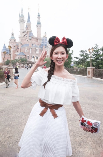 林志玲迪士尼游玩 扮米妮卖萌甜笑