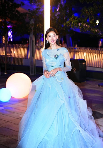 林志玲迪士尼游玩 扮米妮卖萌甜笑