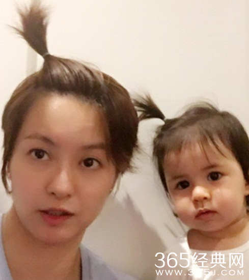 梁咏琪晒照母女俩梳小辫齐卖萌