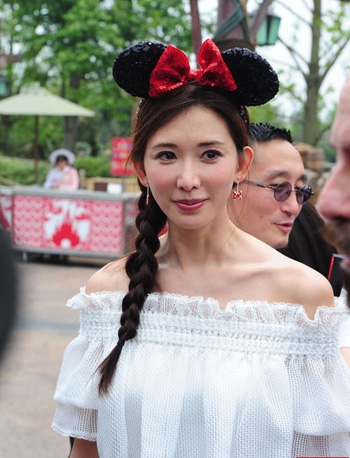 林志玲迪士尼游玩 扮米妮卖萌甜笑
