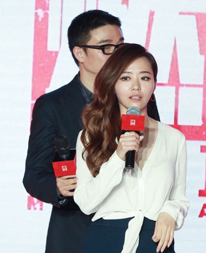 张靓颖深情凝望冯轲秀恩爱