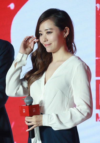 张靓颖深情凝望冯轲秀恩爱