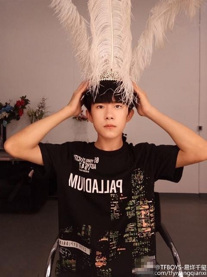 易烊千玺深夜自拍 头顶羽毛耍酷