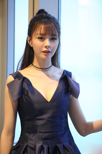 沈梦辰窗边凹造型秀长腿 深V露乳沟