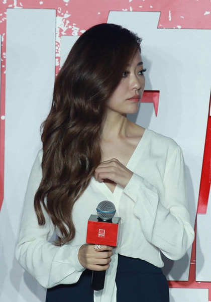 张靓颖深情凝望冯轲秀恩爱