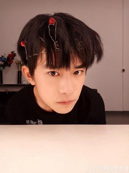 易烊千玺深夜自拍 头顶羽毛耍酷