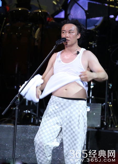 陈奕迅演唱会撩衣露肥肚腩 歌神的形象碎一地