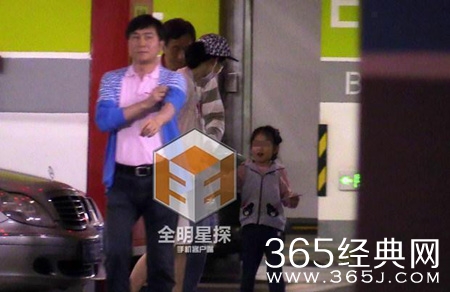 韩雪潮装回沪过家庭日 蒙面携夫带女吃饭