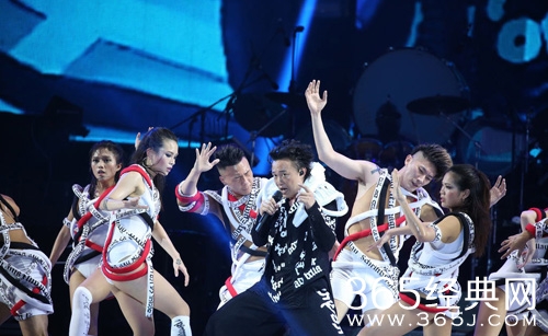 陈奕迅演唱会撩衣露肥肚腩 歌神的形象碎一地