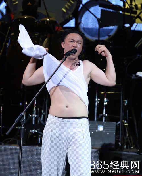 陈奕迅演唱会撩衣露肥肚腩 歌神的形象碎一地