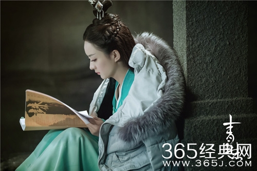 《诛仙青云志》曝幕后花絮！赵丽颖看剧本专注