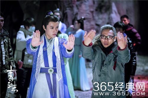 《诛仙青云志》曝幕后花絮！赵丽颖看剧本专注