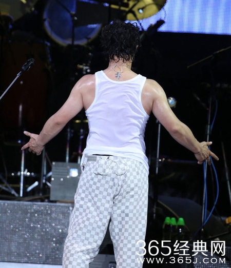 陈奕迅演唱会撩衣露肥肚腩 歌神的形象碎一地