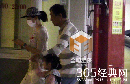 韩雪潮装回沪过家庭日 蒙面携夫带女吃饭