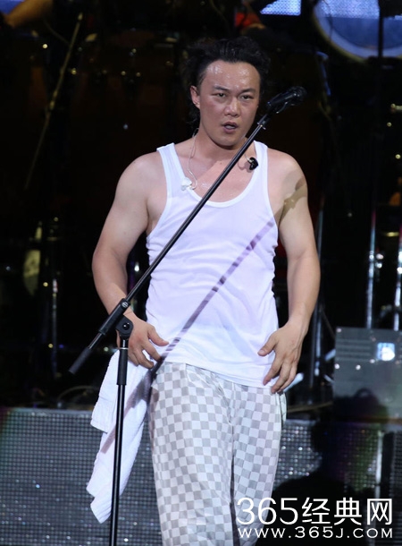 陈奕迅演唱会撩衣露肥肚腩 歌神的形象碎一地