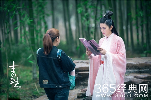 《诛仙青云志》曝幕后花絮！赵丽颖看剧本专注