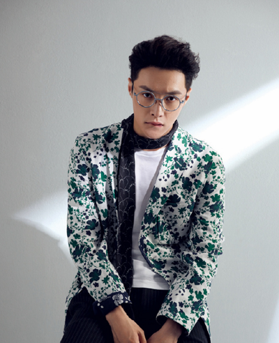 小绵羊张艺兴半裸秀身材 人鱼线够诱惑