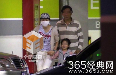 韩雪潮装回沪过家庭日 蒙面携夫带女吃饭