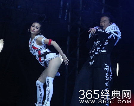陈奕迅演唱会撩衣露肥肚腩 歌神的形象碎一地
