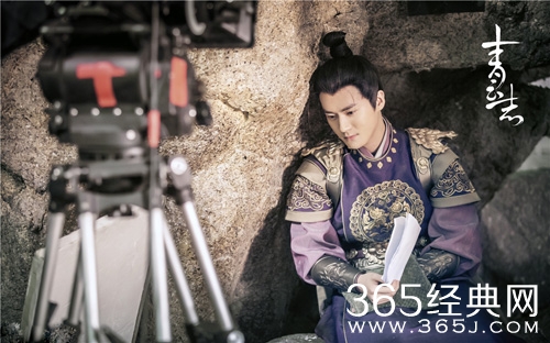 《诛仙青云志》曝幕后花絮！赵丽颖看剧本专注