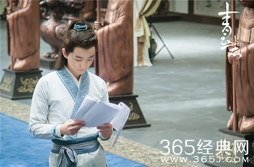 《诛仙青云志》曝幕后花絮！赵丽颖看剧本专注