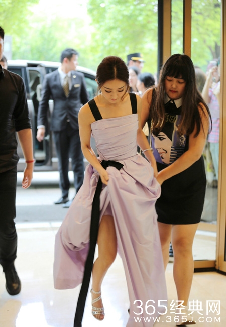 赵丽颖高提裙摆秀美腿险走光