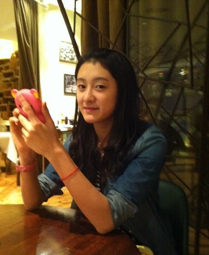 小G娜旧照曝光 大眼撞脸赵丽颖