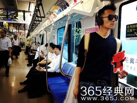 谢霆锋日本录节目 戴墨镜搭地铁扮酷