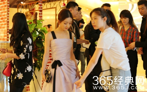 赵丽颖高提裙摆秀美腿险走光