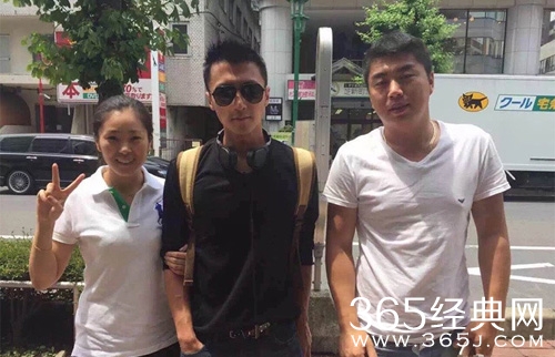 谢霆锋日本录节目 戴墨镜搭地铁扮酷