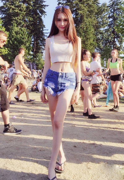 小G娜旧照曝光 大眼撞脸赵丽颖