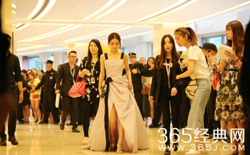 赵丽颖高提裙摆秀美腿险走光