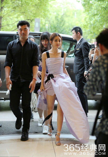 赵丽颖高提裙摆秀美腿险走光