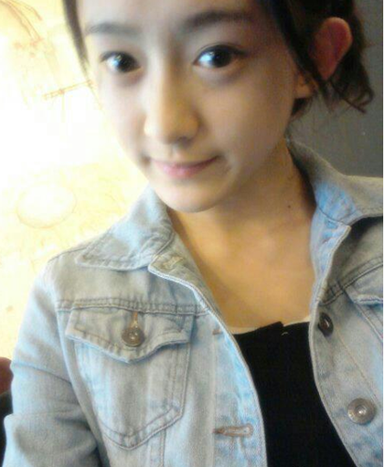 小G娜旧照曝光 大眼撞脸赵丽颖