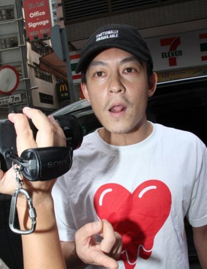 陈冠希微博开炮狗仔：他是个白痴婊子