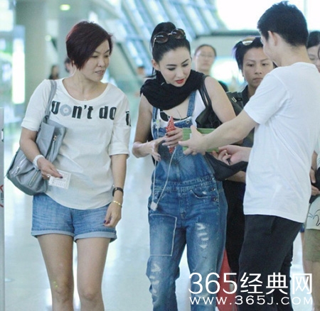 张柏芝路遇乞讨献爱心100元