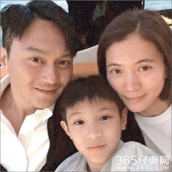 张智霖全家福展现温馨 网友赞儿子基因好