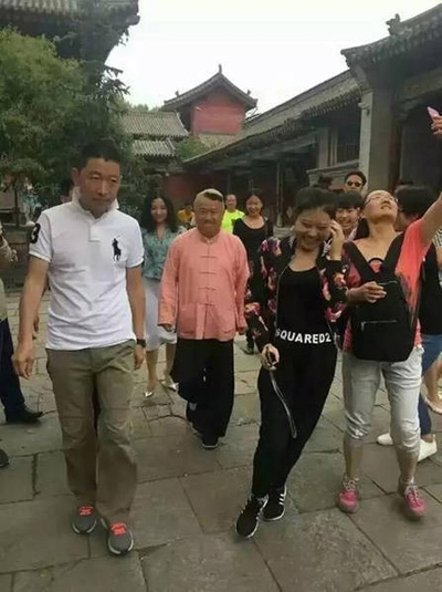 曾志伟登五台山参拜遭市民围观