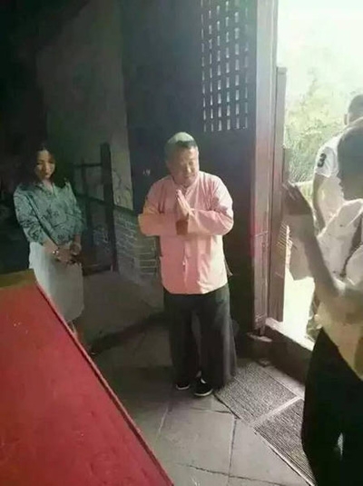 曾志伟登五台山参拜遭市民围观