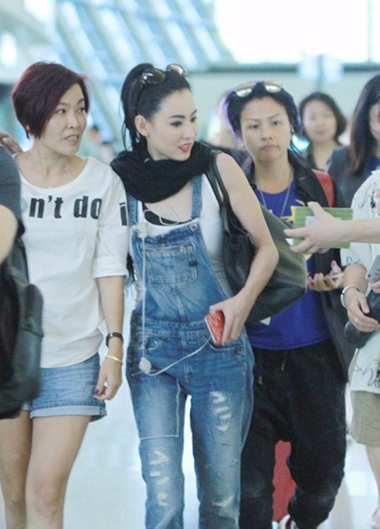 张柏芝路遇乞讨献爱心100元