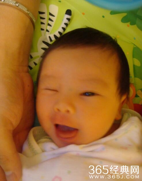 刘涛晒女儿出生照：8年前天使降临
