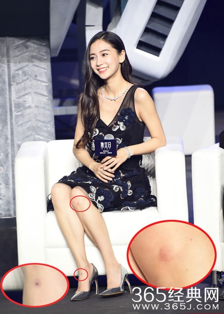 Baby现身《独立日2》首映 与导演罗兰贴脸送吻