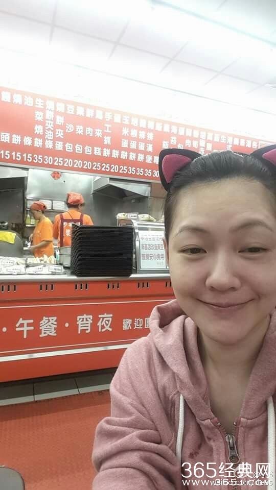 小s早餐店秀恩爱 素颜出境略显憔悴